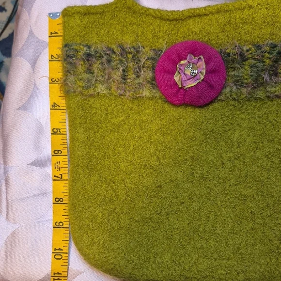 Vibrant Handmade Green Wool Tote with Pink Floral Accent - Picture 8 of 10